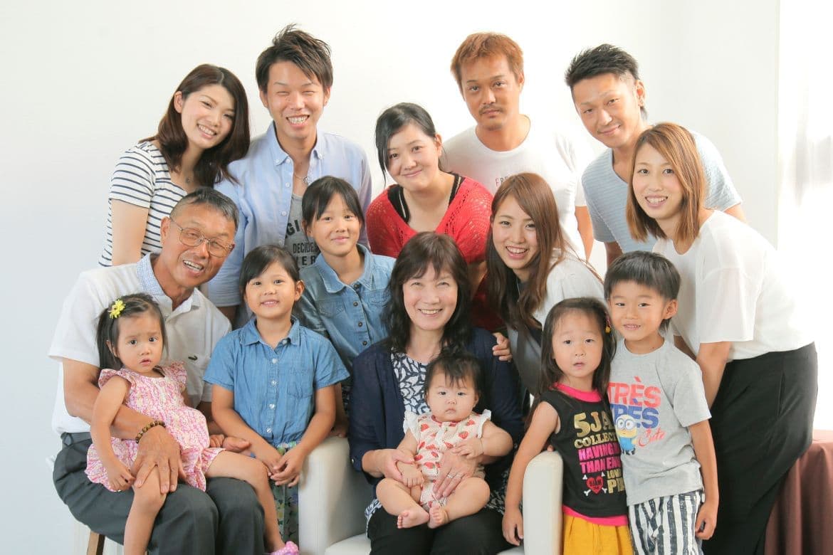 アケミスタジオでの大家族集合写真